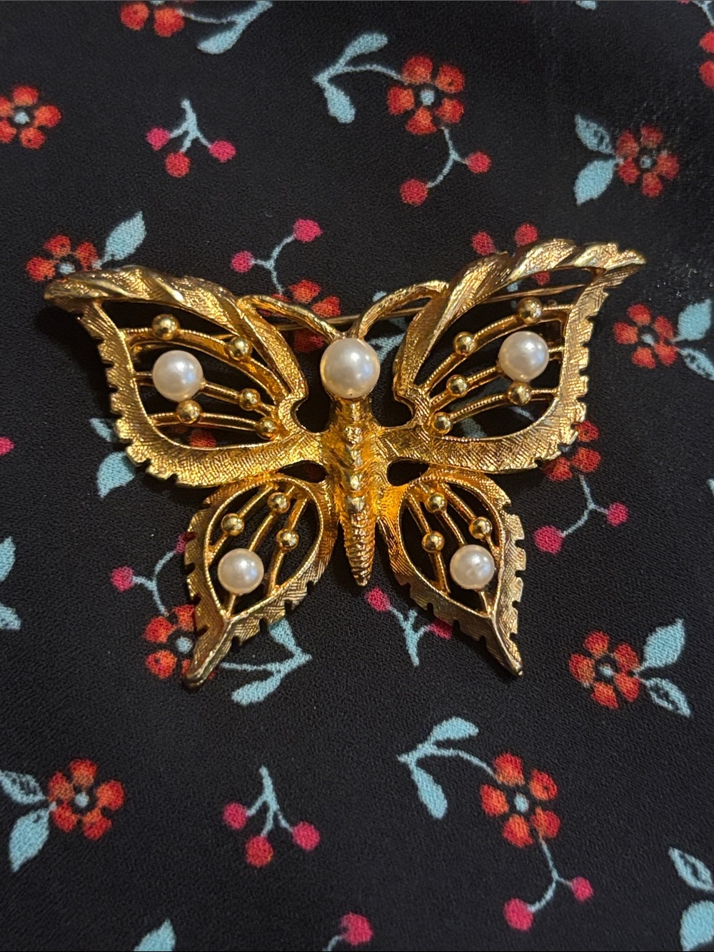 Vintage Gold pearl butterfly brooch pin